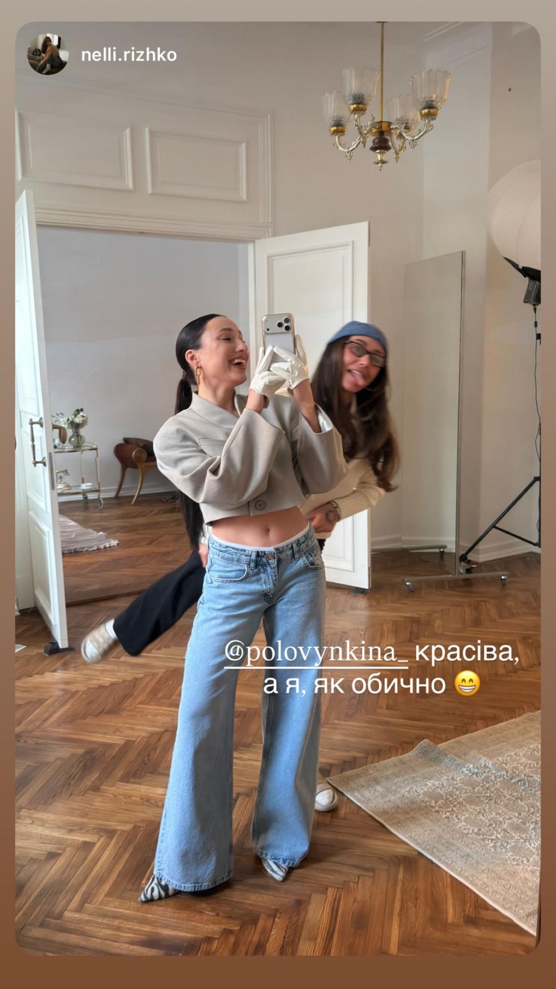 Уличный шик и smart casual: стильные "луки" звезд "Холостяка", которые легко повторить